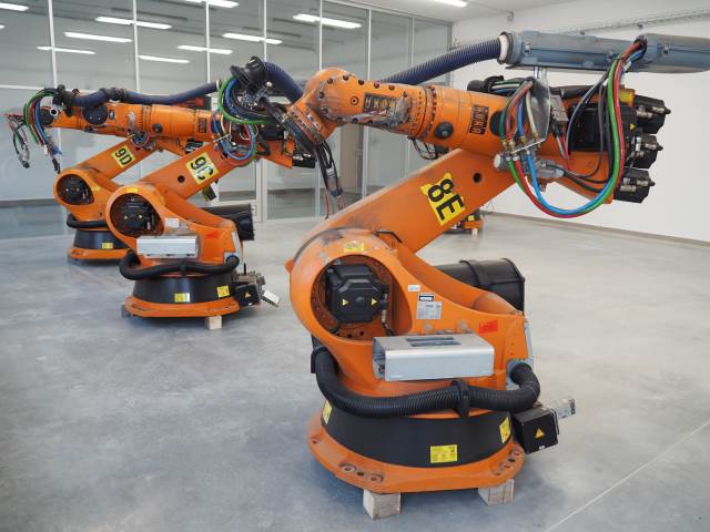 Roboti KUKA už na svém místě v nové budově