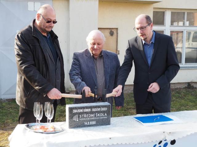 Naši školu navštívil hejtman Královéhradeckého kraje a poklepal na základní kámen nové budovy